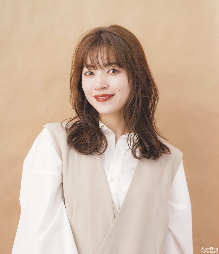 大人のon-offスタイル：ぱらっとした束感が今っぽいくびれミディ
